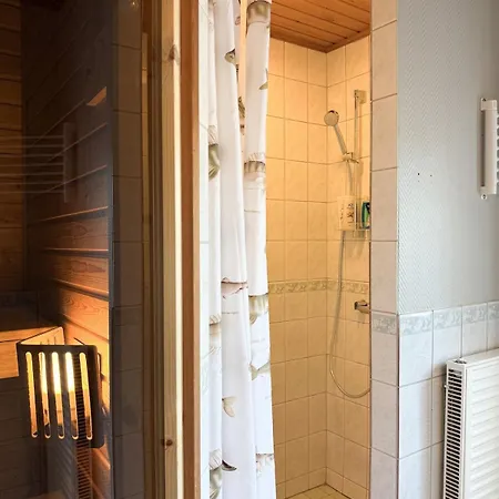 Apartman Suuri Kaksio Omalla Sisaeaenkaeynnillae Ja Saunalla