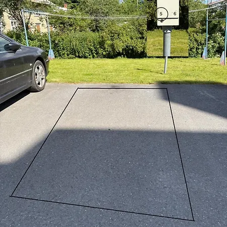 Suuri Kaksio Omalla Sisaeaenkaeynnillae Ja Saunalla Apartman *