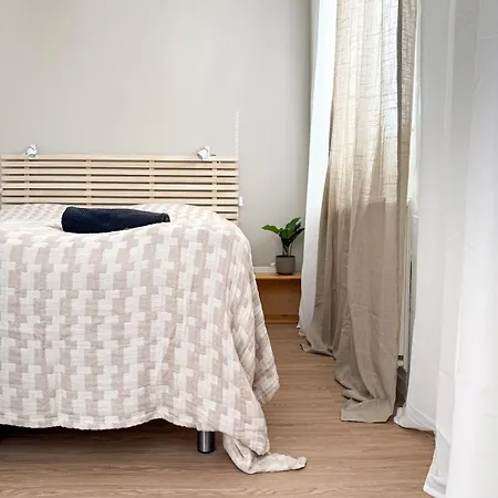 Suuri Kaksio Omalla Sisaeaenkaeynnillae Ja Saunalla
