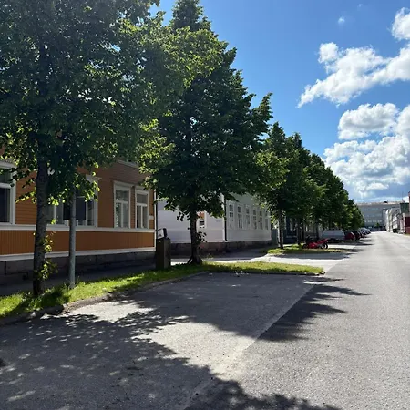 Suuri Kaksio Omalla Sisaeaenkaeynnillae Ja Saunalla Apartman *