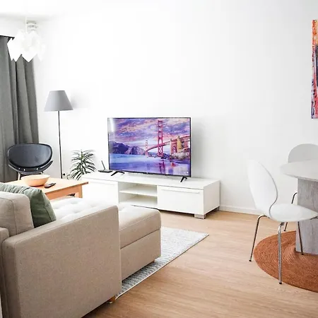 Suuri Kaksio Omalla Sisaeaenkaeynnillae Ja Saunalla Apartman *