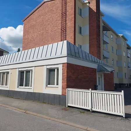 Suuri Kaksio Omalla Sisaeaenkaeynnillae Ja Saunalla Apartman *